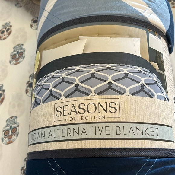 Seasons Collection Down Alternative Blanket Queen - Picture 3 of 4